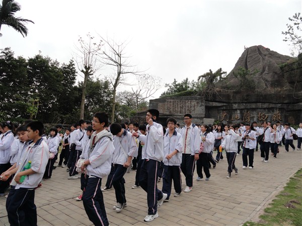 五一期间，学生科普游使湖光岩人气更旺