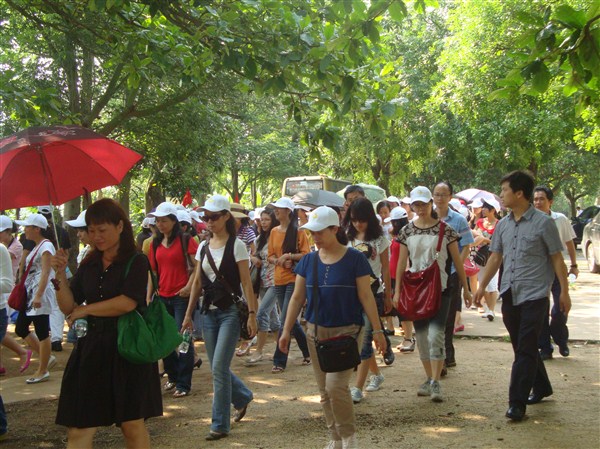 首个“中国旅游日” 游客乐游湖光岩