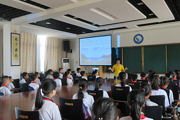 湛江市湖光中心小学 “地学趣味课堂”现场.jpg